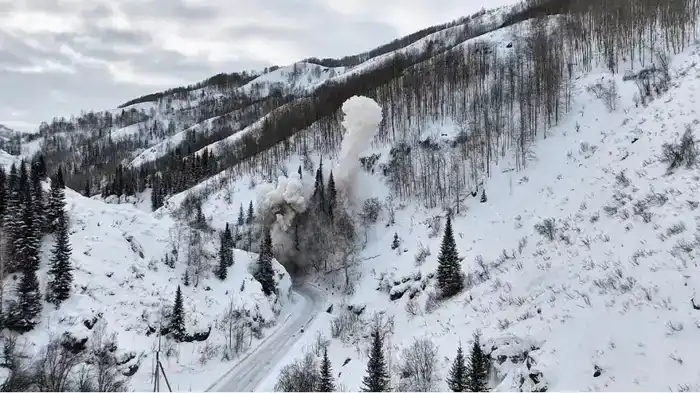 МЧС предупреждает о самопроизвольном сходе снежных лавин (6)