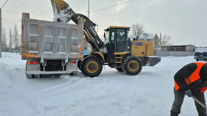 Астана в белом плену: более трех тысяч дорожных рабочих сражаются со стихией