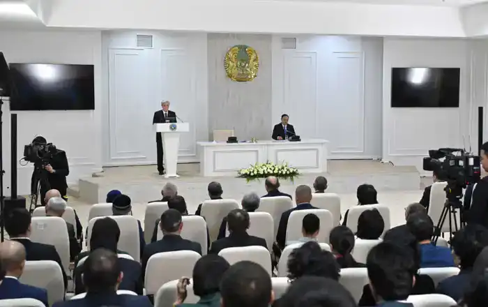 Глава государства Казахстана обсуждает социально-экономическое развитие Жамбылской области на встрече с общественностью