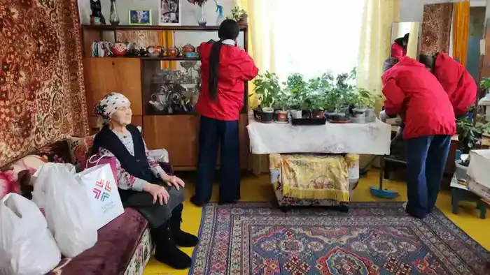 «Адреса заботы»: столичные волонтеры помогли пожилой астанчанке очистить двор от снега (2)