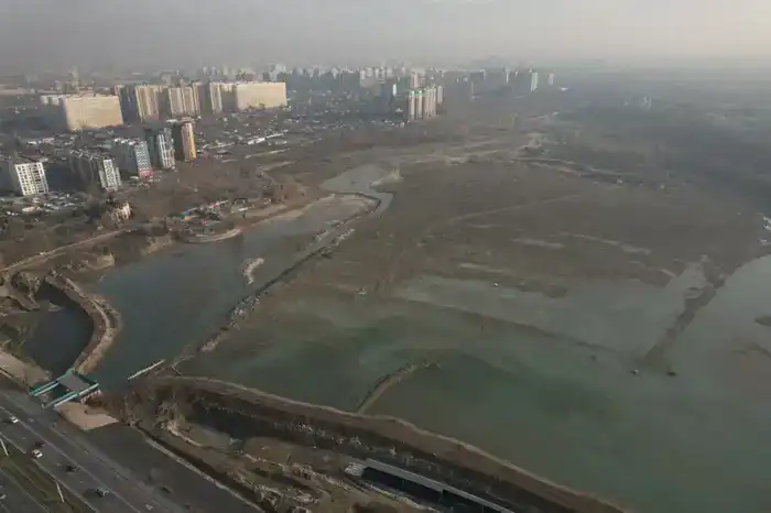 В Алматы понтонные мосты на Сайране ежегодно снимают на зиму из-за понижения уровня воды (4)