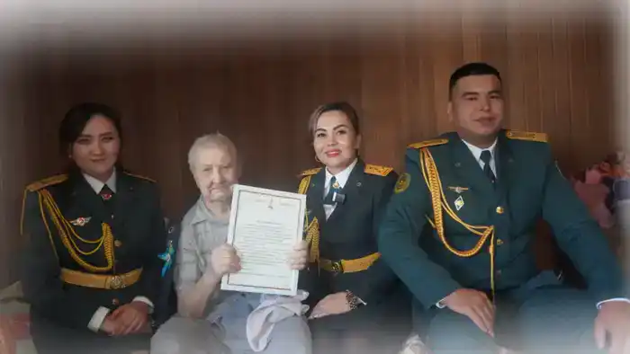 Военнослужащие Алматы отметили вековой юбилей ветерана Великой Отечественной войны