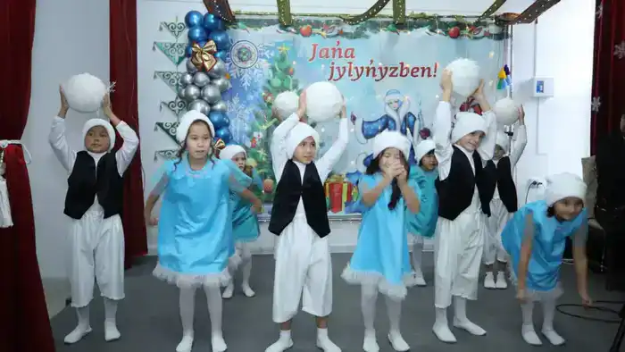 Свет надежды: аким Мангистауской области подарил детям из детского дома праздник накануне Нового года