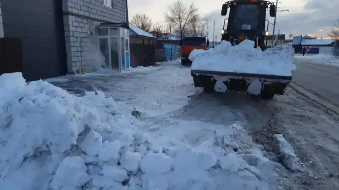 Свыше 1 400 единиц спецтехники задействованы в снегоуборочных работах и посыпке тротуаров техсолью в Астане