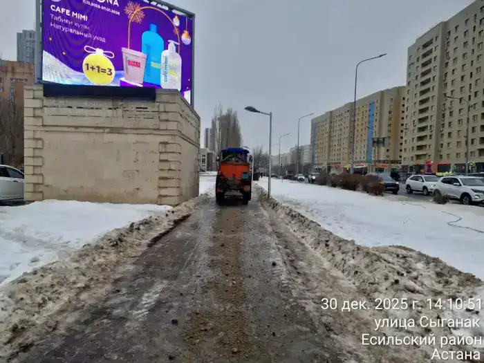 В столице продолжается обработка дорог и тротуаров техсолью (4)