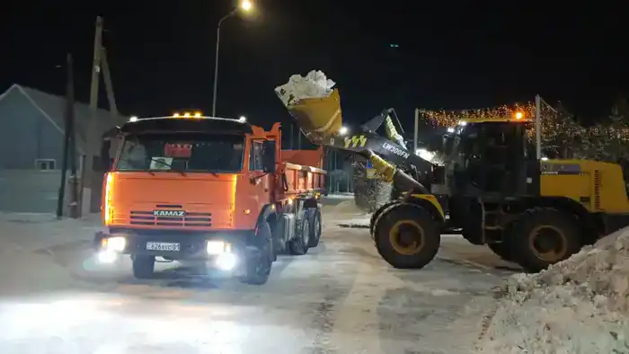 Около 1 200 единиц спецтехники заняты в снегоуборочных работах в Астане ночью (8)
