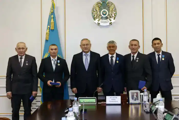 Бейбит Исабаев вручил государственные награды представителям рабочих профессий (3)