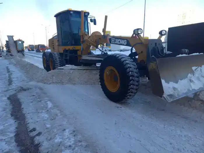 Около трех тысяч дорожных рабочих задействованы в снегоуборочных работах в Астане (5)