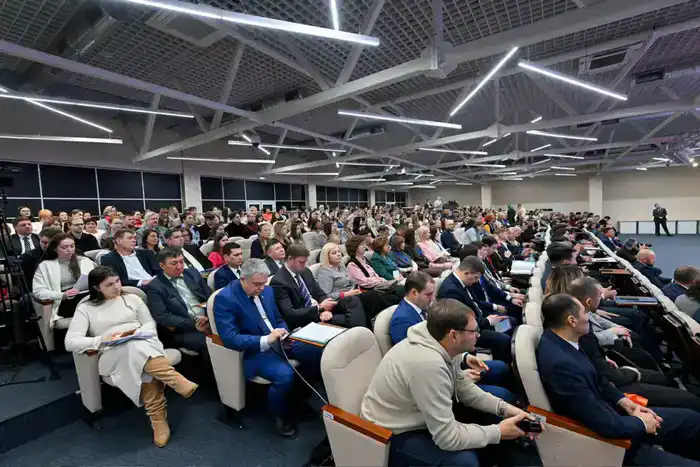 Делегация области Абай участвует в международном форуме в Омске, обсуждая будущее реки Иртыш как моста дружбы