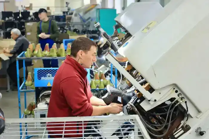 Металлурги, геологи, нефтяники – кто носит рабочую обувь карагандинского производства (8)