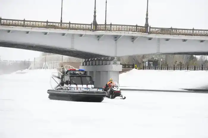 «Тонкий лед»: столичные спасатели напомнили горожанам правила безопасного поведения на льду (9)