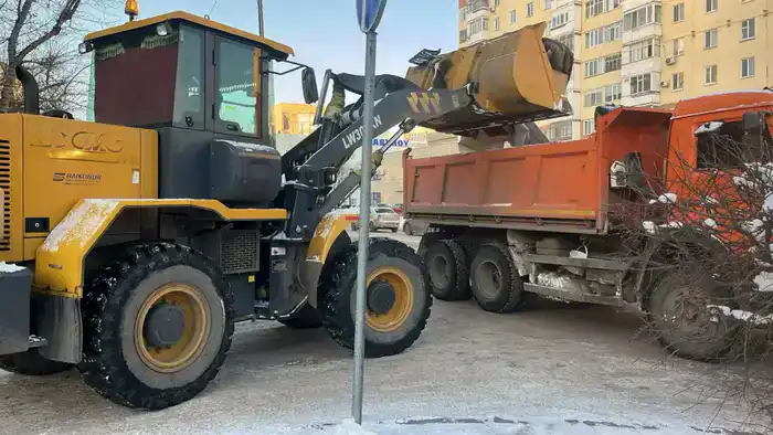 Более 3 000 дорожных рабочих и 1 400 единиц спецтехники задействованы в снегоуборочных работах в Астане (7)