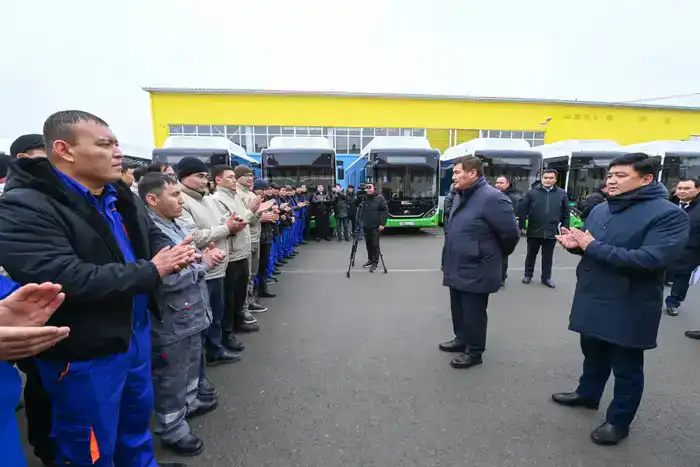 Глава региона встретился с сотрудниками «Қызылорда автобус паркі», «Қызылорда су жүйесі» (7)