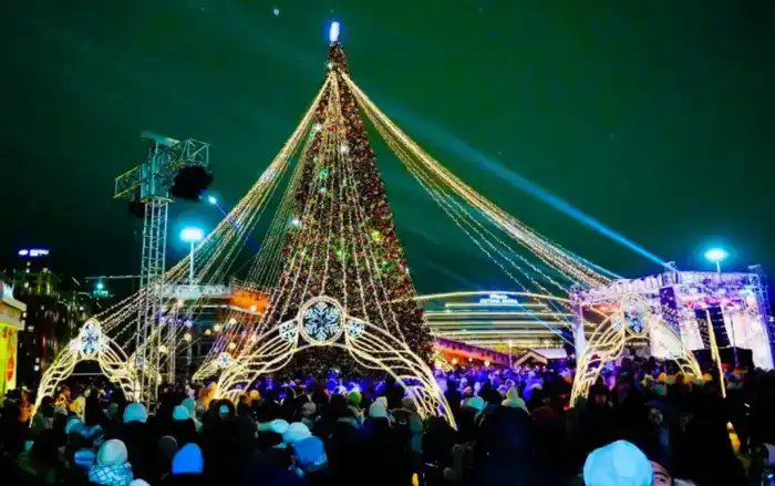 Массовое зажжение новогодних ёлок в Астане с концертом и зимними развлечениями