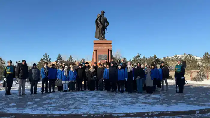 Укрепление патриотических ценностей: молодежь Астаны почтила память Бауыржана Момышулы