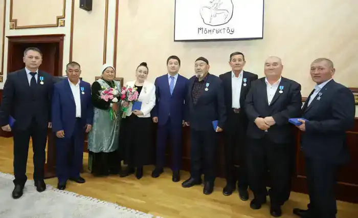 Нурдаулет Килыбай вручил ряду тружеников государственные награды (10)