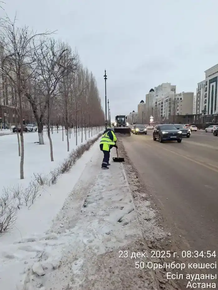Около трех тысяч дорожных рабочих вышли на уборку снега в Астане (3)