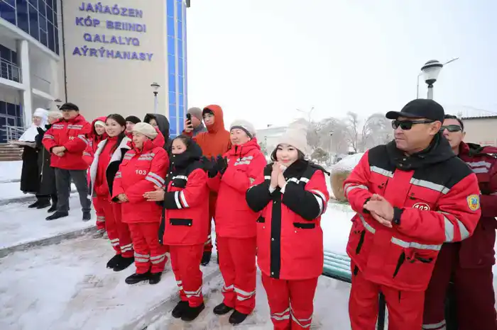 Городу Жанаозен передали 5 новых машин скорой помощи (4)