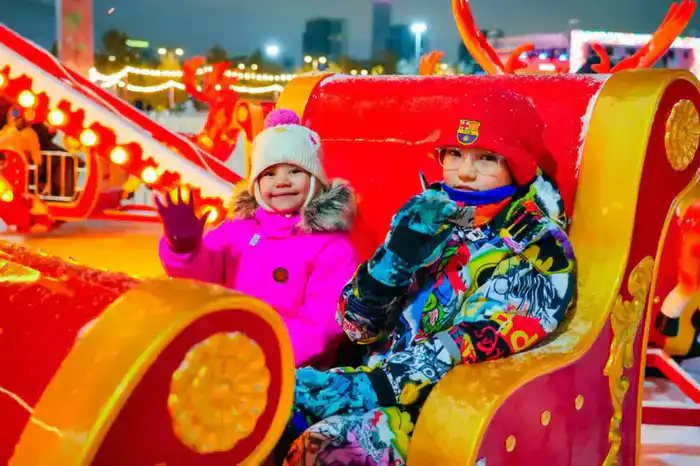 Более 40 новогодних ёлок одновременно зажгли в Астане (8)