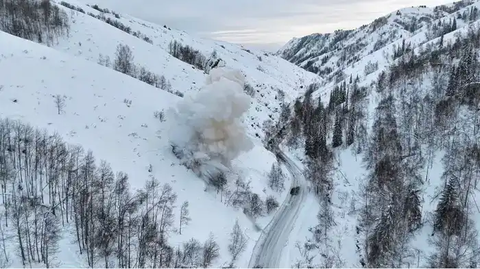 МЧС предупреждает о самопроизвольном сходе снежных лавин (2)