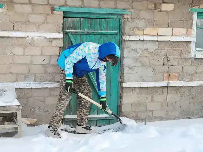 Снегопад заботы: волонтеры очищают дворы пенсионеров