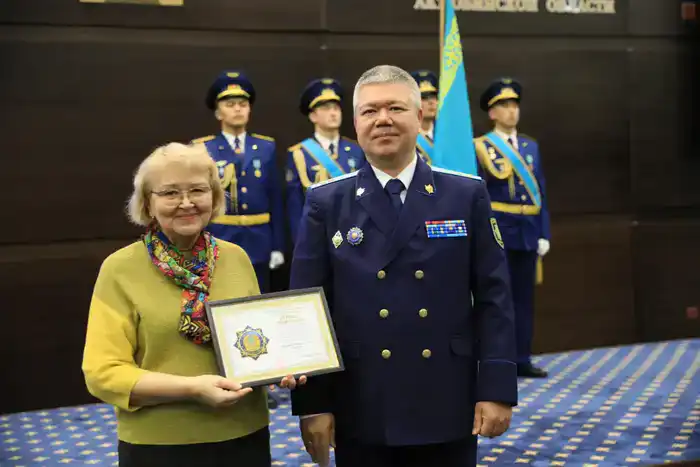 Аким области поздравил работников прокуратуры с профессиональным праздником (7)