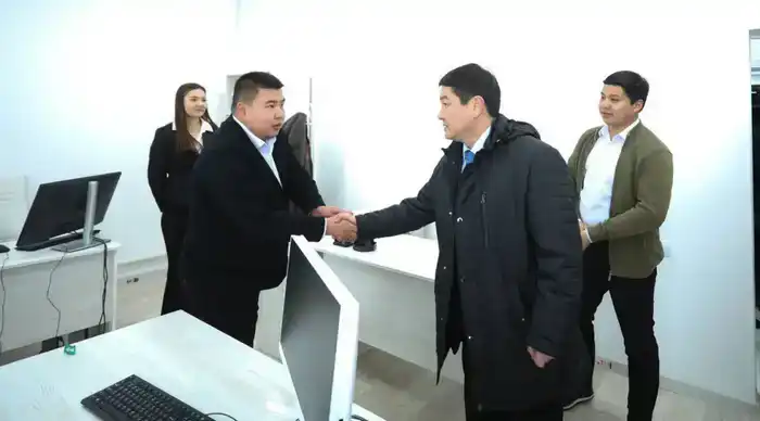 В селе Кендерли открыли новое здание акимата, вручили служебные автомобили (9)