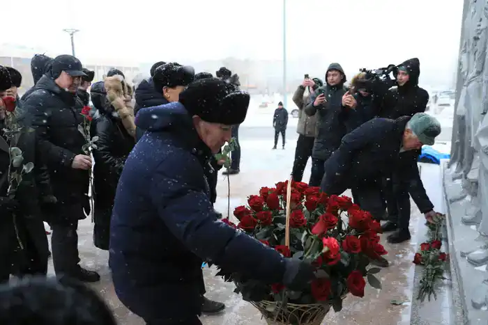 В День Независимости актюбинцы возложили цветы к мемориальному комплексу «Азаттықтың ақ таңы» (6)