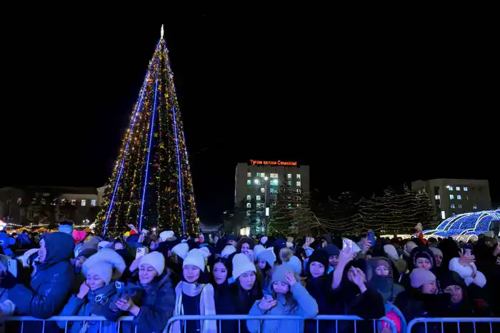 Семейская площадь: огни надежды зажглись под новогодним небом