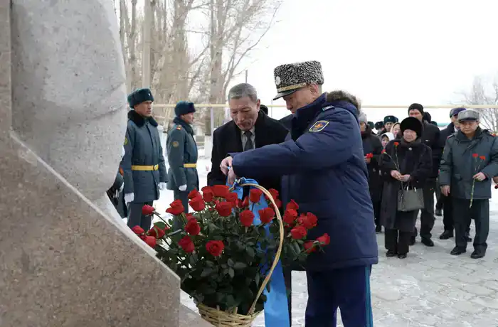 В Жамбылской области министр обороны открыл мемориальную доску в честь 115-летия Бауыржана Момышулы (2)