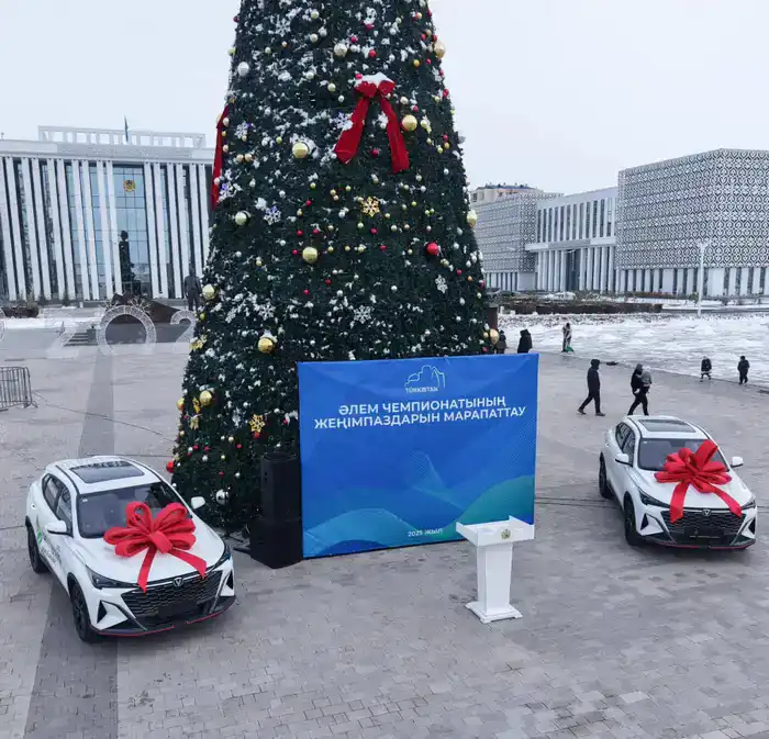 АКИМ ТУРКЕСТАНСКОЙ ОБЛАСТИ НАГРАДИЛ ЧЕМПИОНА И ПРИЗЕРА ЧЕМПИОНАТОВ МИРА И ВРУЧИЛ ИМ АВТОМОБИЛИ (4)