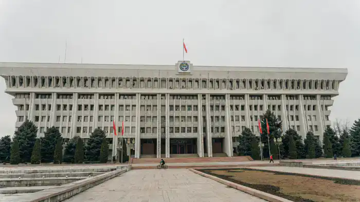 Досрочные парламентские выборы в Кыргызстане: избирательные участки открылись в воскресенье утром