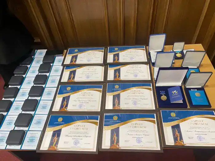 В КАЗАХСТАНЕ ПОЧТИЛИ ПАМЯТЬ ПОГИБШИХ ФЕЛЬДШЕРОВ СКОРОЙ ПОМОЩИ И НАГРАДИЛИ ЛУЧШИХ СПЕЦИАЛИСТОВ (4)