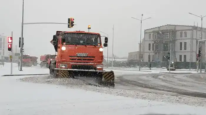 Свыше 1 тыс. единиц спецтехники задействовано в снегоуборочных работах днем в Астане (9)