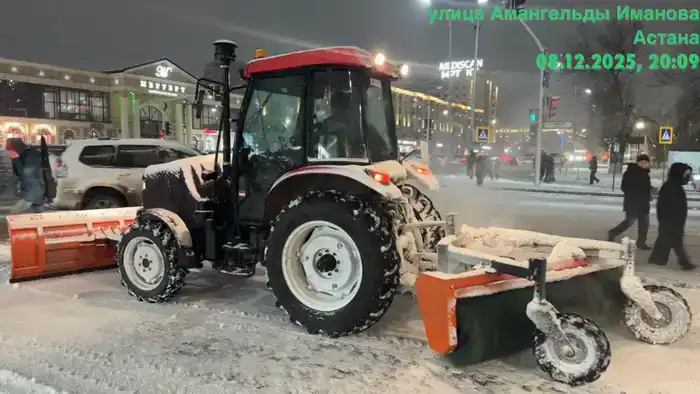 Ночь в Астане: более 1000 единиц спецтехники очищают дороги от снега