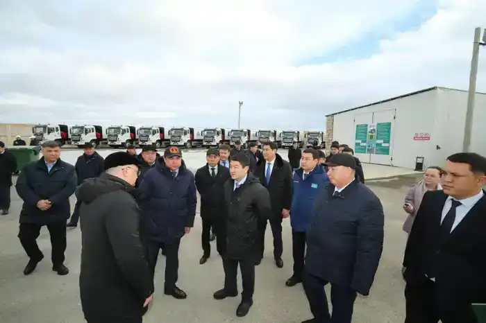 «Таза Қазақстан»: Аким области ознакомился с новой техникой для вывоза мусора (2)