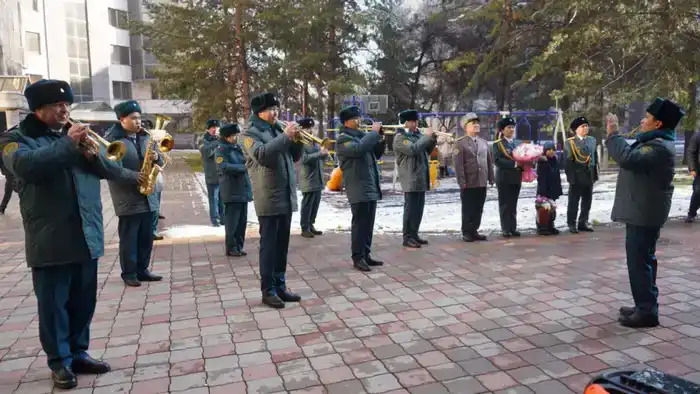 В Алматы военнослужащие с оркестром поздравили Бибигуль Тулегенову с днем рождения (7)