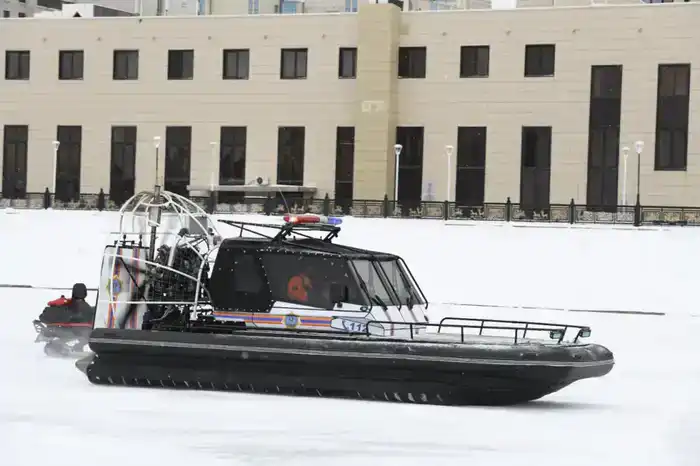 «Тонкий лед»: столичные спасатели напомнили горожанам правила безопасного поведения на льду (5)