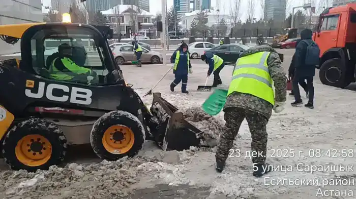 Около трех тысяч дорожных рабочих вышли на уборку снега в Астане (6)