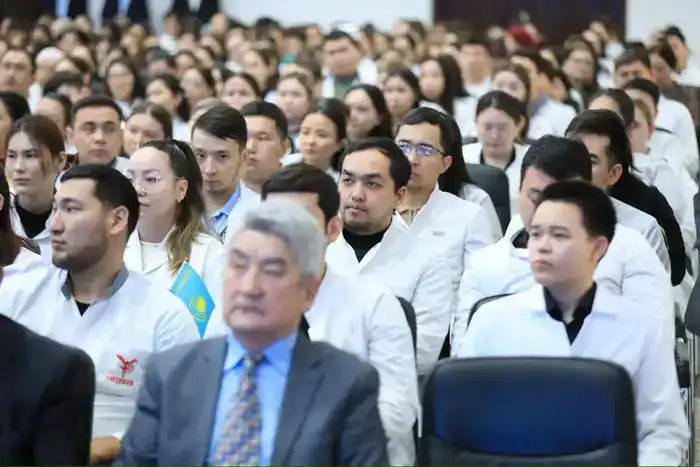 В Актобе авторы QazVac и эксперты в сфере медицины обсудили с будущими врачами национальные ценности (8)