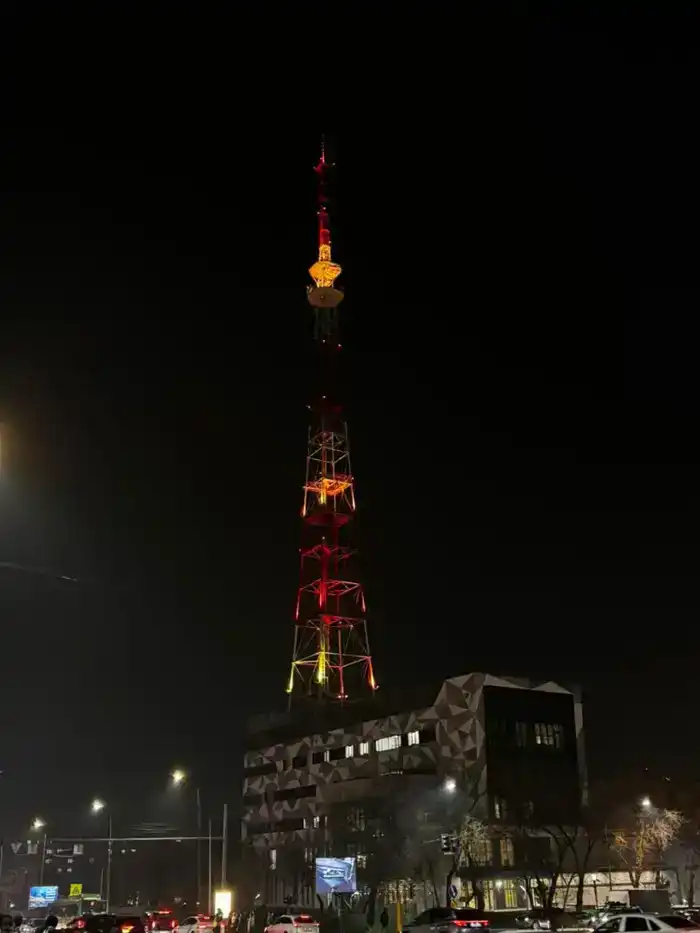 Телебашня Алматы преобразилась в честь Дня Независимости с новыми световыми эффектами