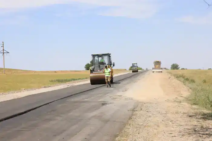 Внимание к качеству дорожного строительства в Аксуском районе: инициатива Бейбита Исабаева