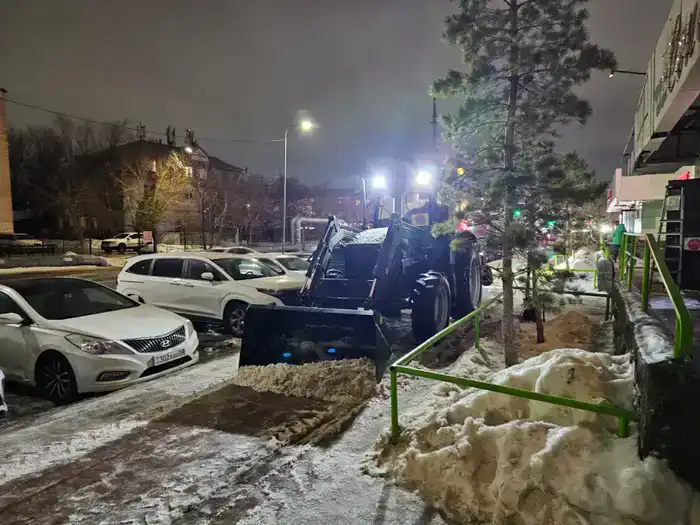 Около 3 500 тонн техсоли и больше 100 тысяч рейсов: коммунальщики столицы продолжают работу в усиленном режиме (3)