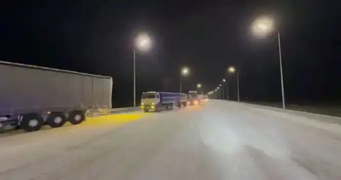 Грузовики в метель: полиция на страже безопасности!