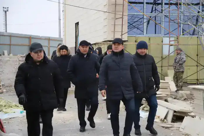 Ознакомился с ходом работ на железнодорожных вокзалах (6)