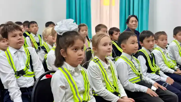 Светлячки безопасности: в Жетісу родители и полиция защищают школьников на дороге
