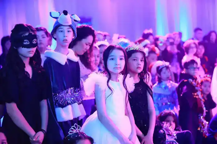 Волшебство новогодней сказки: Актюбинская елка зажгла сердца детей