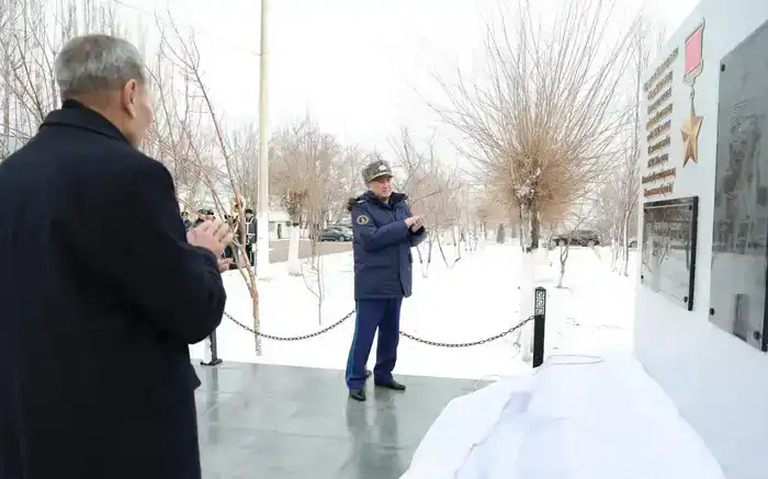 В Жамбылской области министр обороны открыл мемориальную доску в честь 115-летия Бауыржана Момышулы (4)