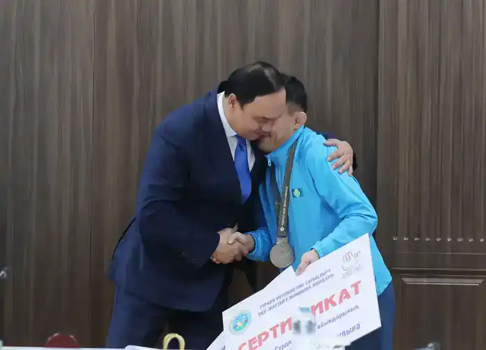 Ербол Карашукеев вручил призёрам XXV летних Сурдлимпийских игр сертификаты на квартиры (5)