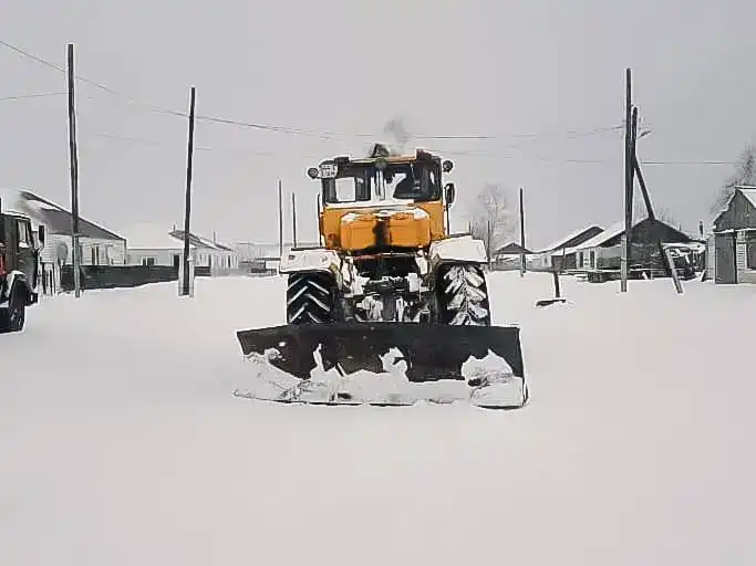 В Бородулихинском и Бескарагайском районах проводятся работы по очистке дорог от снега (3)